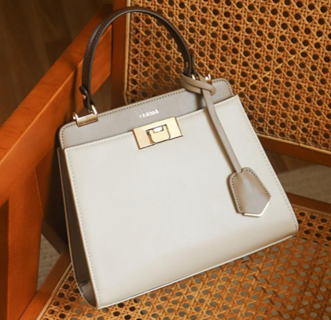 Versatile and Elegant Everyday Handbag in Classic beige-8150