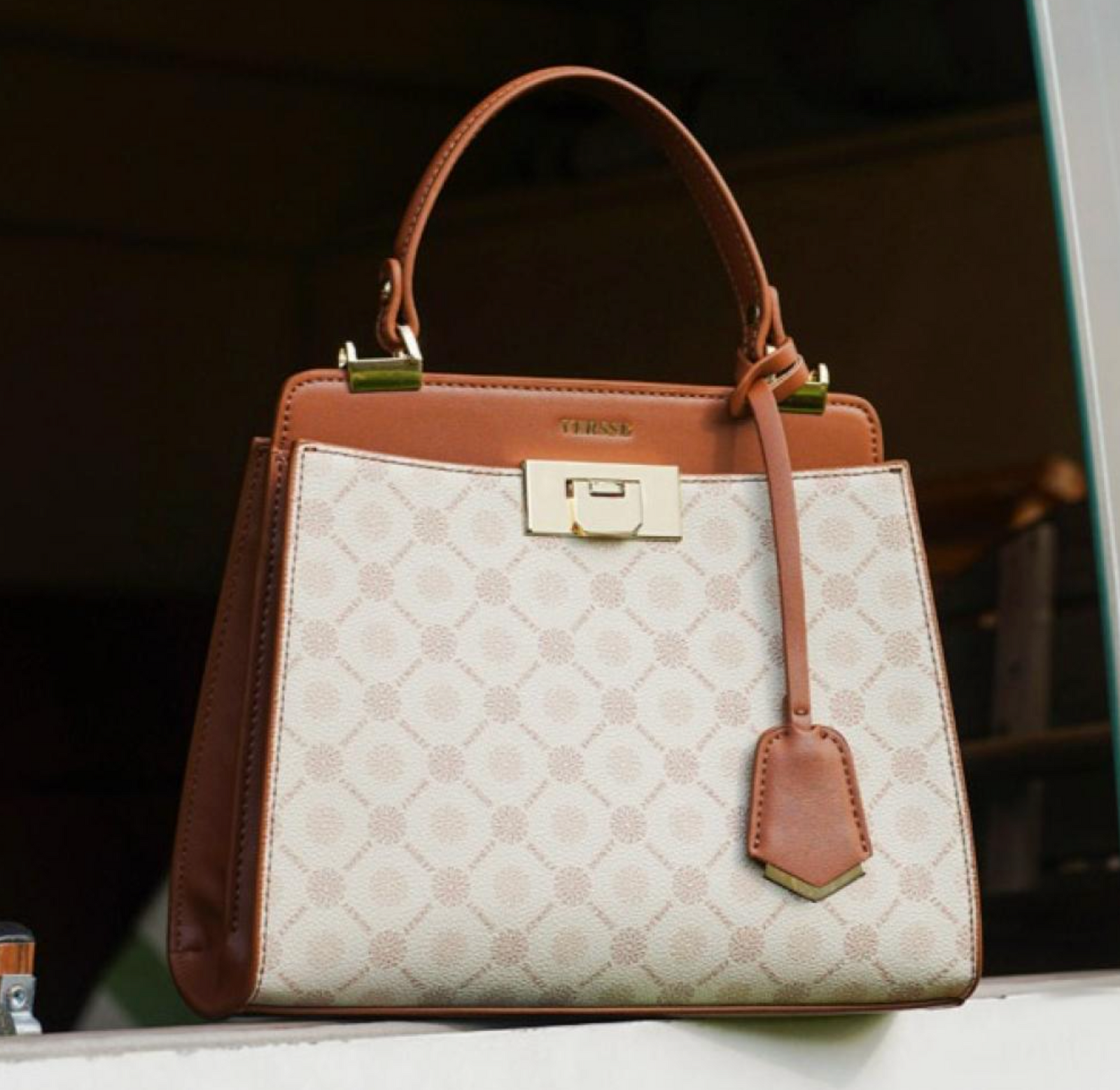 Versatile and Elegant Everyday Handbag in Classic Off White-8150