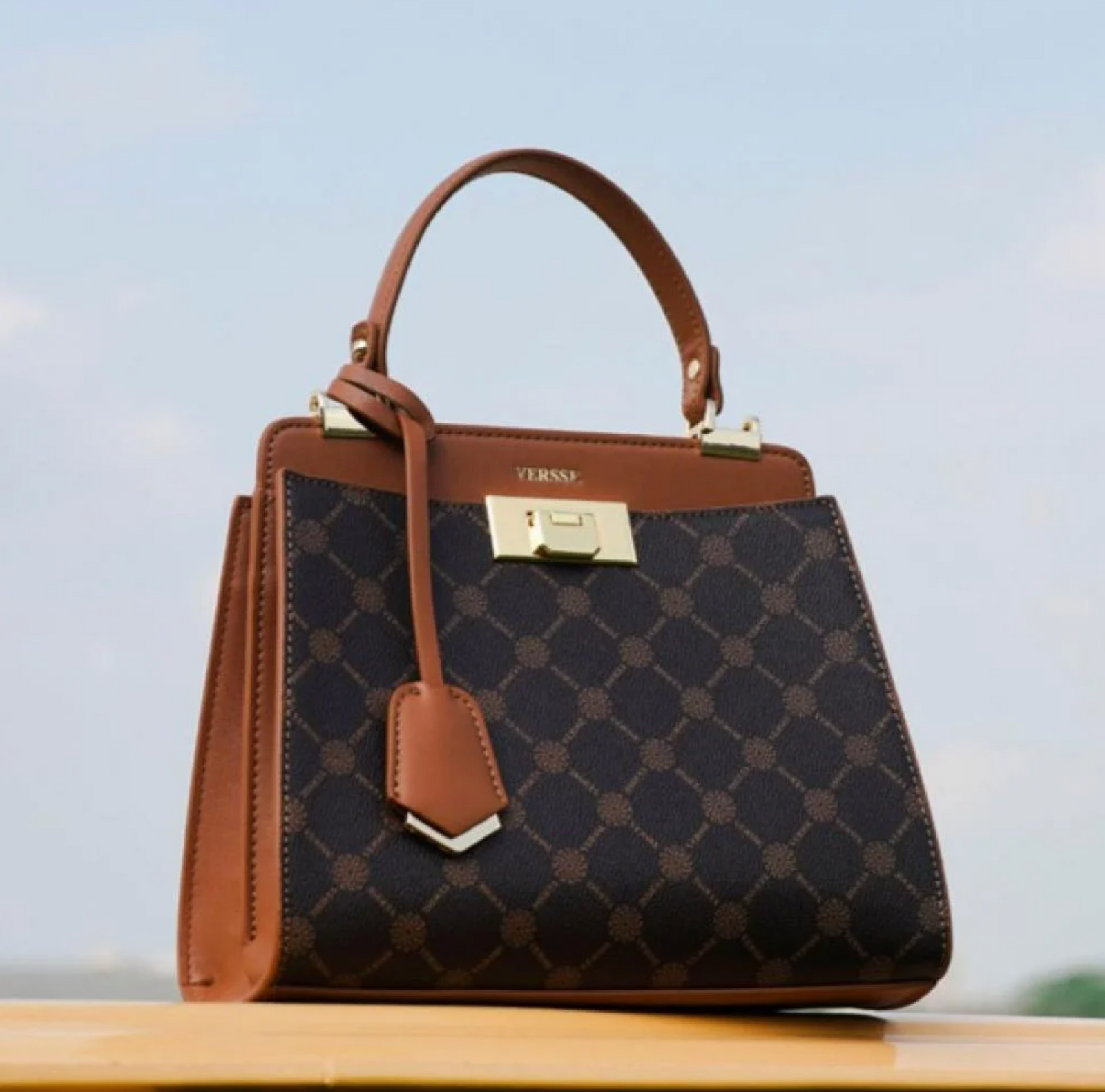 Versatile and Elegant Everyday Handbag in Classic Coffee-8150