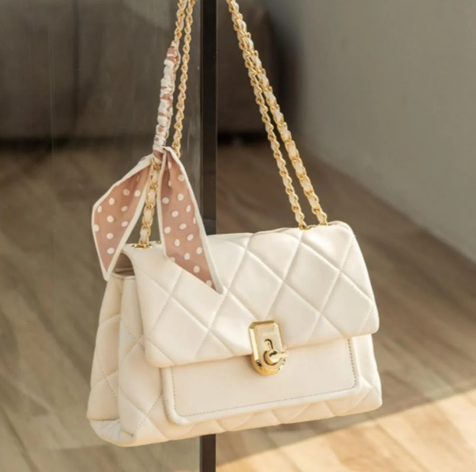 Luxurious Shoulder Bag in White-158